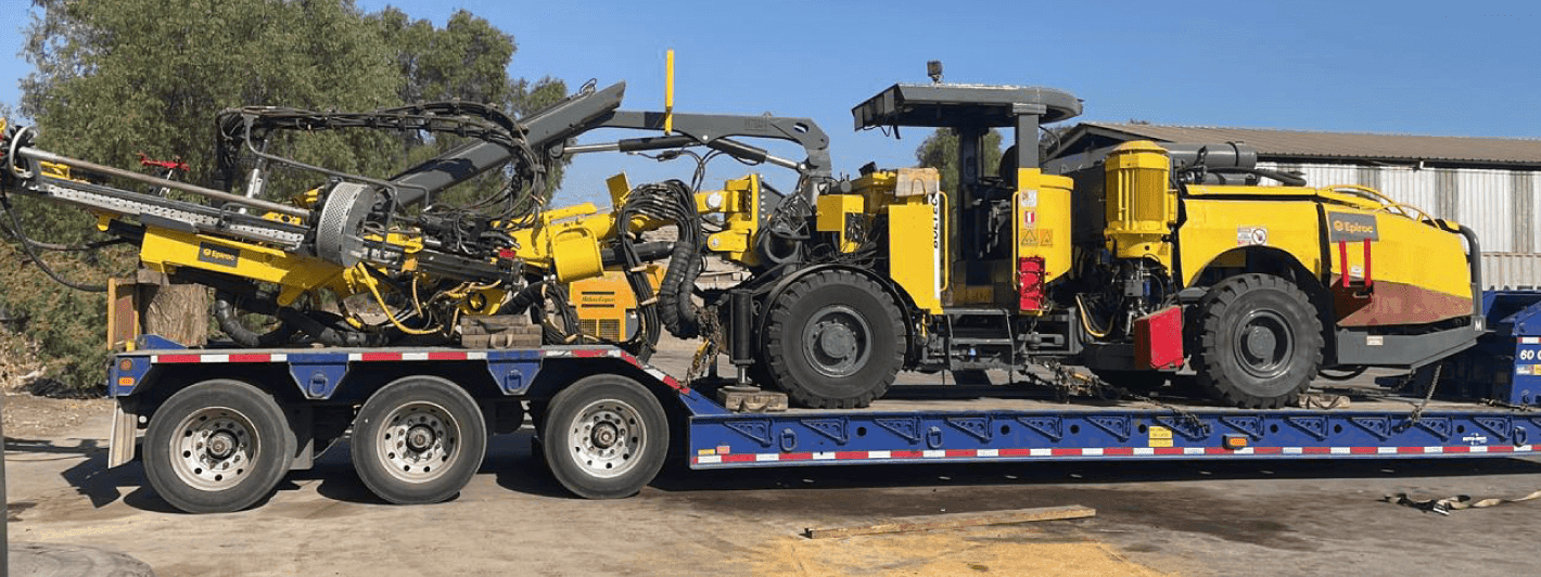 Gran equipo minero especializado sobre lowboy de varios ejes.