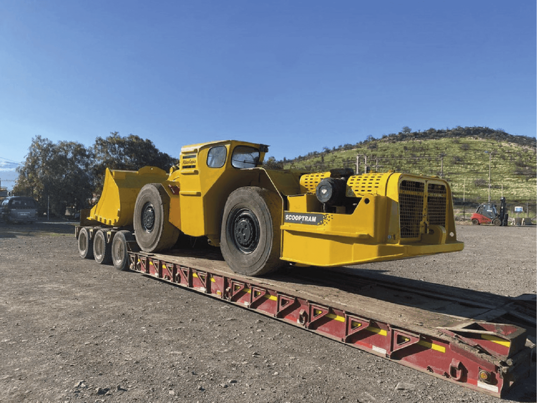 Cargador subterráneo LHD en transporte sobre plataforma.